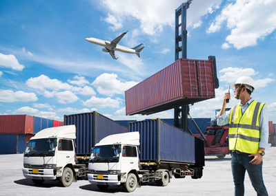 工程師檢查計(jì)劃船舶與航運(yùn)在數(shù)字平板上的應(yīng)用